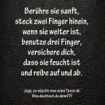 Berühre sie sanft, steck zwei Finger hinein, wenn sie weiter ist, benutze drei Finger, versichere dich, dass sie feucht ist und reibe auf und ab.