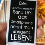 Den verschwommenen Rand um das Smartphone nennt man übrigens LEBEN!