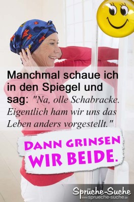 Spruchbild: Ältere Frau vom Leben gezeichnet schaut in den Spiegel und redet mit sich selbst.