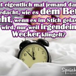 Spruchbild mit Frau im Bett + Wecker