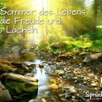 Traumhaftes Sommerbild im Wald mit Spruch über das Leben