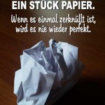 Spruchbild über Vertrauen mit zerknüllten Papier