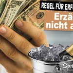 Erfolgssymbole: Viel Geld in der Hand und Champagner im Sektkühler