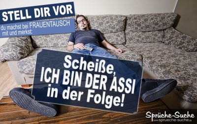 Mann lungert mit Fernbedienung in der Hand auf Sofa rum