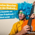 Durchgeknallter Gitarrenspieler mit blauen Haaren