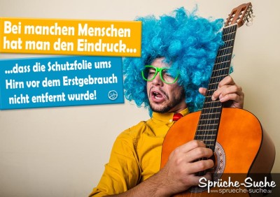 Durchgeknallter Gitarrenspieler mit blauen Haaren