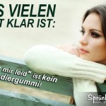 Nachdenkliche hübsche Frau sinnt über ihr Leben