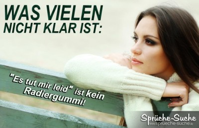 Nachdenkliche hübsche Frau sinnt über ihr Leben