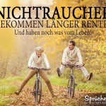 Zwei Rentner fahren freudig mit dem Fahrrad duch das Laub eines Herbstwaldes