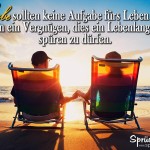 Altes Ehepaar Hand in Hand sitzend auf Liegestühlen beim Sonnenuntergang am Meer