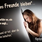 Junge Frau mit Liebeskummer lehnt an Wand