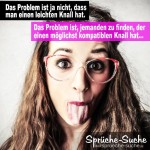 Junge Frau mit Brille steckt Zunge raus