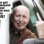 Älterer Mann zeigt aus dem offenen Autofenster den Stinkefinger und streckt die Zunge raus