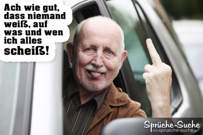 Älterer Mann zeigt aus dem offenen Autofenster den Stinkefinger und streckt die Zunge raus