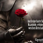 Mann in Ritterrüstung mit Rose in der Hand