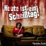 Frau liegt auf Sofa und hat keinen guten Tag erlebt