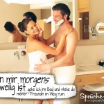 Mann ärgert seine Frau im Badezimmer mit Rassierschaum