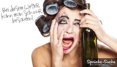 Betrunkene Frau mit Lockenwicklern im Haar und leerer Flasche in der Hand