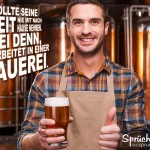 Mann hält freudestrahlend ein Glas Bier in der Hand und zeigt den Daumen