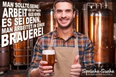 Mann hält freudestrahlend ein Glas Bier in der Hand und zeigt den Daumen