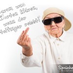 Spruchbild mit cooler Oma, die ein Basecap trägt und eine Sonnenbrille auf hat und den Stinkefinger zeigt