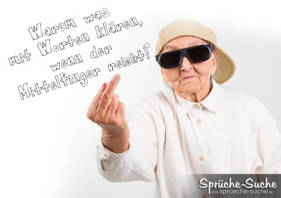 Spruchbild mit cooler Oma, die ein Basecap trägt und eine Sonnenbrille auf hat und den Stinkefinger zeigt