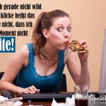 Überraschte Frau im Büro mit Pizzastück in der Hand