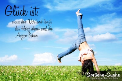 Frau macht Rad auf Wiese und ist glücklich.
