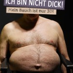 Dick Sprüche - Mann mit dickem behaarten Bauch