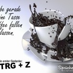 Tasse Kaffee fällt auf Boden und zerspringt