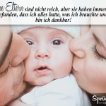 Eltern küssen Babby mit schönem Spruch