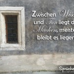 Weiser Spruch auf Hauswand geschrieben