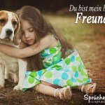 Kleines Mädchen klmmert sich an ihren Hund als Freundschaftsspruch