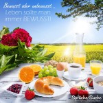 Reich gedeckter Frühstückstisch im Freien bei Sonnenschein - Spruch