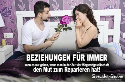 Schönes Spruchbild über Beziehungen - Mann mit rosa Rose im Bett mit Frau