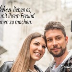 Mädchen macht gemeinsam mit ihrem Freund ein Selfie (Foto)