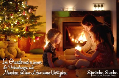 Mutter und Kinder vor Kamin und Weihnachtsbaum Spruchbild