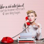 Frau Vintage Style am roten Telefon als motivierendes Spruchbild