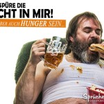 Lustiges Bild - ich habe Hunger - Verwahrloster Mann isst Hamburger und trinkt Bier