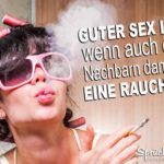Frau mit Lockenwicklern raucht auf den guten Sex der Nachbarn