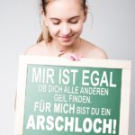 Arschloch Sprüche - Frau mit Schild in der Hand