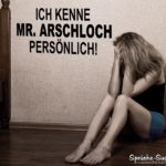 Frau trauert und ist gleichzeitig sauer auf einen Mann (Mr. Arschloch)