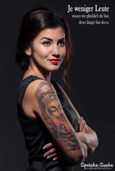 Glückliche Frau mit Tattoo