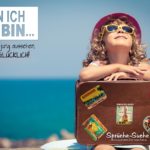 Im Alter glücklich sein - Spruch zum Nachdenken mit junem Mädchen mit Sonnenbrille und Koffer am Meer