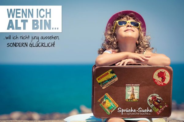 Im Alter glücklich sein - Spruch zum Nachdenken mit junem Mädchen mit Sonnenbrille und Koffer am Meer