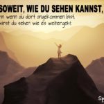 Motivation Spruch - Gehe soweit du sehen kannst - Bergkette bei Nebel im Sonnenschein