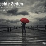 Schlechte Zeiten Gute Zeiten Sprüche - Mann mit rotem Regenschirm auf Steg im Regen