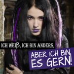 Sprüche Gothik Girl - Ich bin anders - Junge Frau mit Lila Lippen und langen Fingernägeln