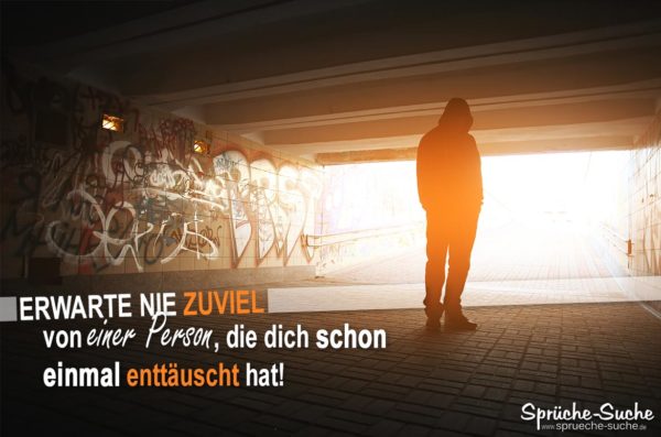 Sprüche zum Nachdenken - Zu viel enttäuscht - Mann mit Kaputze in Unterführung