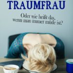 Traumfrau - Lustiges Spruchbild mit Fraudie müde ist und mit ihrem Kopf auf dem Teller schläft